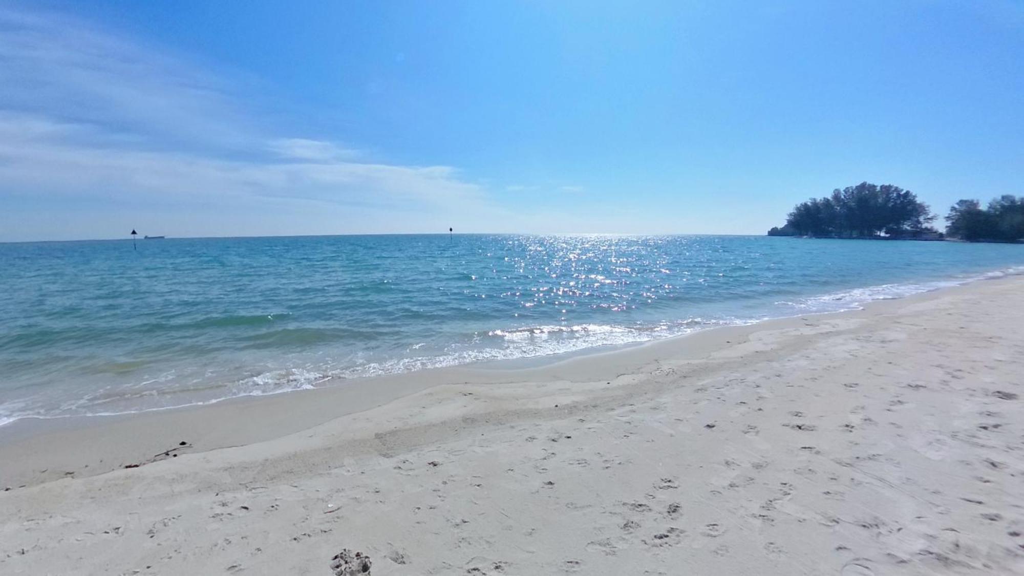 2-5pax Sunshine Beachfront, Free Parking *